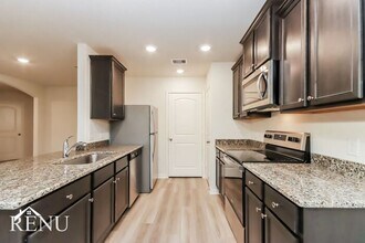 10506 Sweetwater Creek Dr in Cleveland, TX - Building Photo - Building Photo