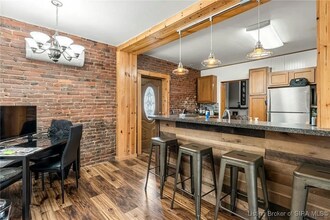 531 E Chestnut St, Unit #1 in Jeffersonville, IN - Foto de edificio - Building Photo