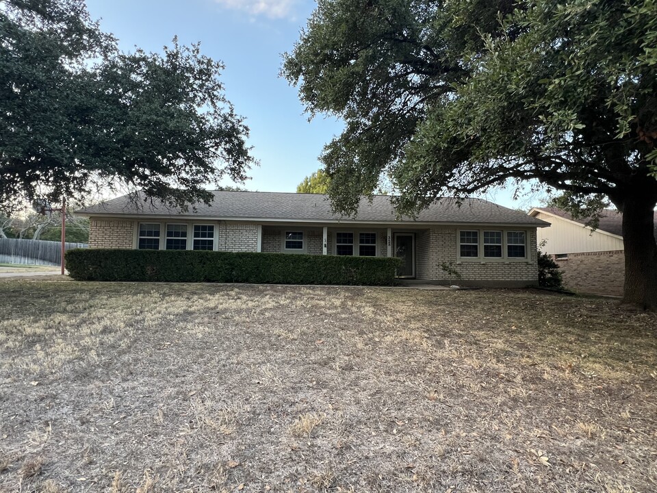 328 Cedarwood Ln in Hewitt, TX - Building Photo