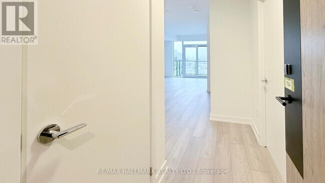 1007 The Queensway in Toronto, ON - Building Photo - Building Photo