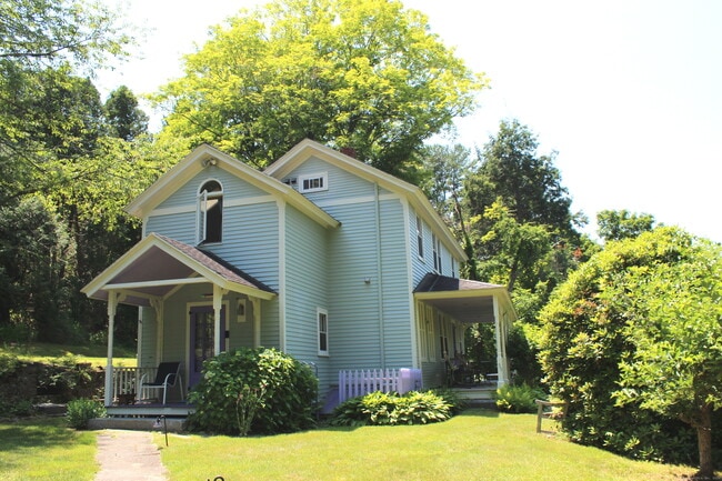 55 Liberty St in Chester, CT - Building Photo - Building Photo