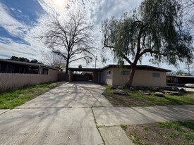 2654 E Saginaw Way in Fresno, CA - Building Photo