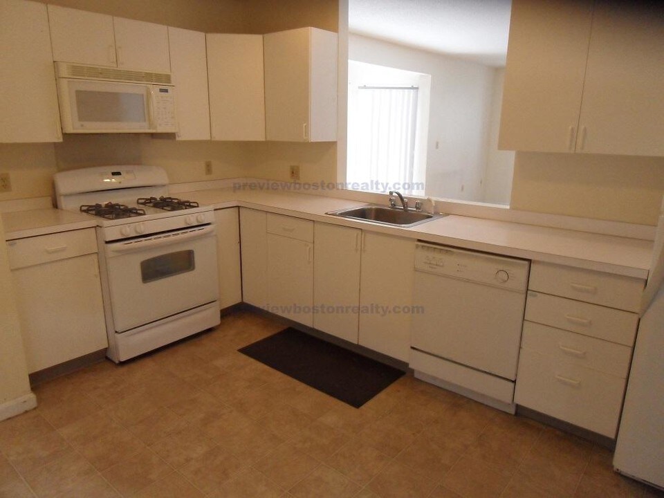 9 Etna St in Boston, MA - Building Photo