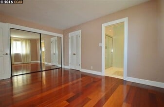 7285 Snake Rd, Unit A in Oakland, CA - Building Photo - Building Photo