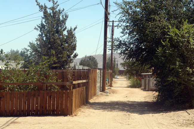 16410-16414 Smoke Tree St in Hesperia, CA - Foto de edificio - Building Photo