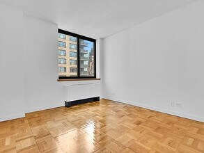 250 E 40th St in New York, NY - Building Photo - Building Photo