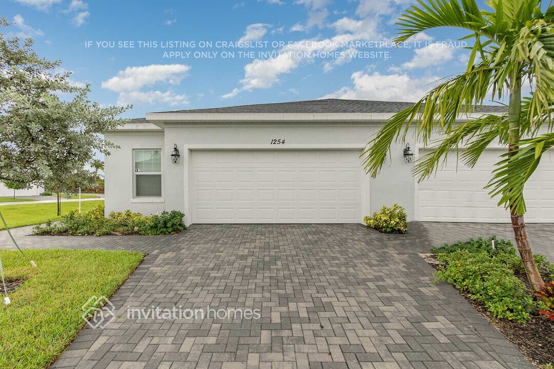 1254 Preston Ests Cir in Vero Beach, FL - Building Photo