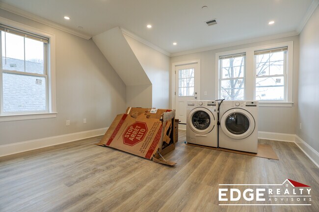 100 Brooks St, Unit 1 in Boston, MA - Building Photo - Building Photo