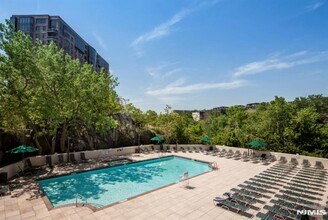 250 Gorge Rd in Cliffside Park, NJ - Building Photo - Building Photo