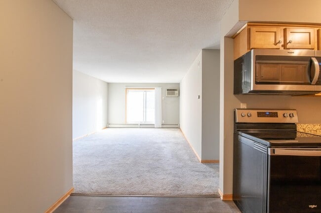 7412 W 22nd St, Unit Greensboro Condos in Minneapolis, MN - Foto de edificio - Building Photo