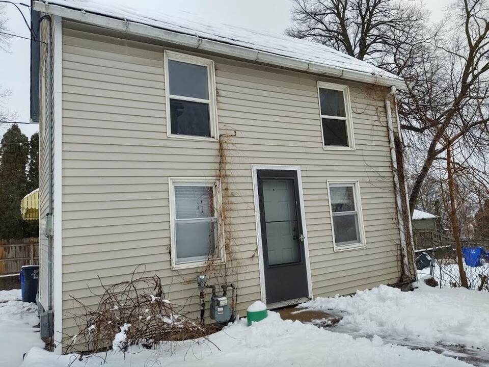 1121 14th St in Moline, IL - Building Photo