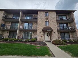 10702 S Depot St, Unit 106C in Worth, IL - Building Photo