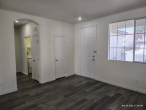 5526 Cresent Valley St in Las Vegas, NV - Foto de edificio - Building Photo