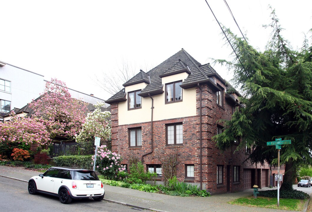 Creswick Apartments in Seattle, WA - Building Photo