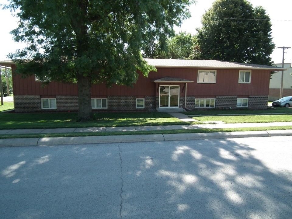 605 N 15th St in Fort Calhoun, NE - Building Photo