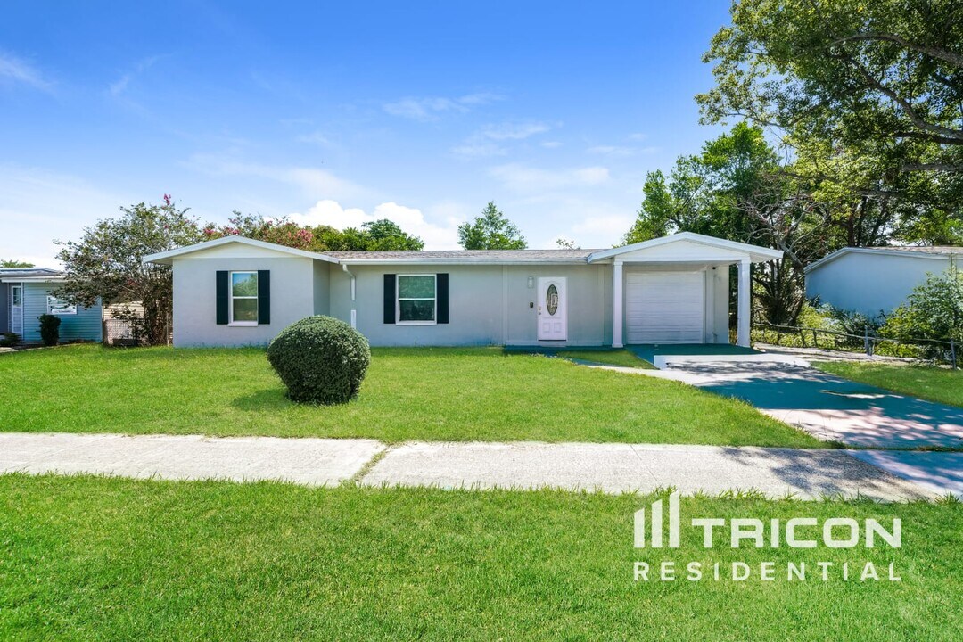 494 Stillwater Ave in Spring Hill, FL - Building Photo