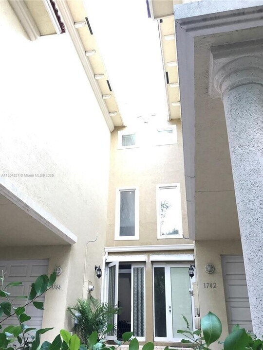 1744 N Dixie Hwy in Fort Lauderdale, FL - Building Photo