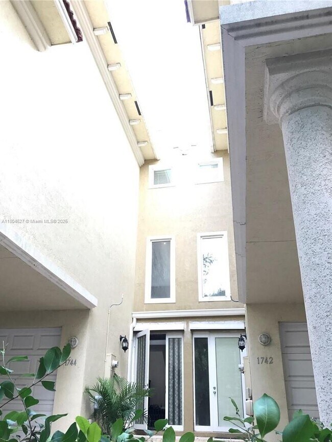 property at 1744 N Dixie Hwy