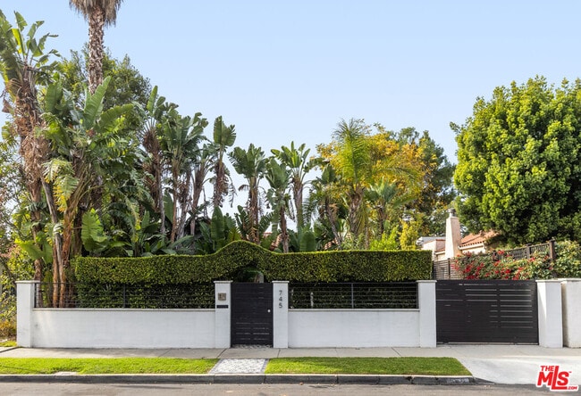 745 Laurel Ave in Los Angeles, CA - Building Photo - Building Photo