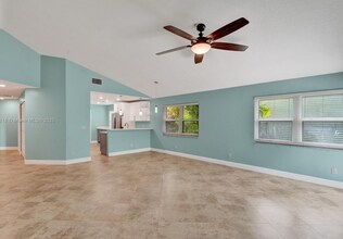 8820 Woodside Ct in Davie, FL - Building Photo - Building Photo