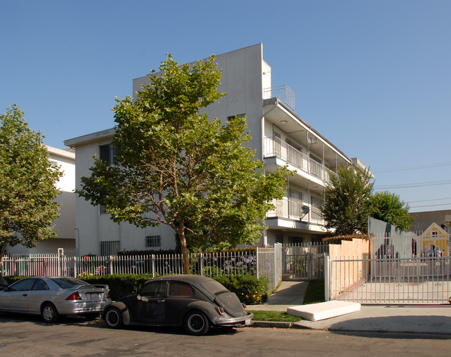 2377 W 20th St in Los Angeles, CA - Foto de edificio - Building Photo