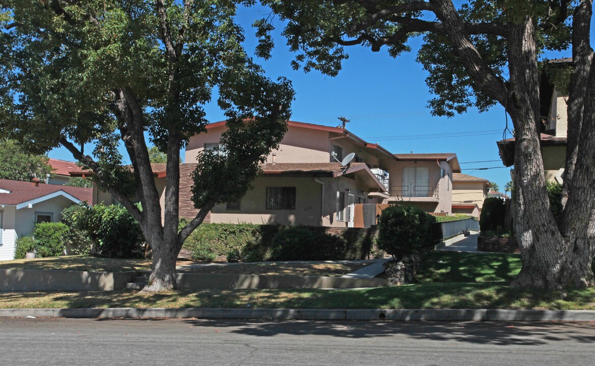 723 E Angeleno Ave in Burbank, CA - Foto de edificio