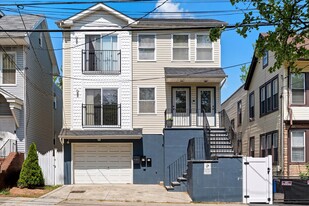 221 Weequahic Ave, Unit 1st Flr in Newark, NJ - Building Photo
