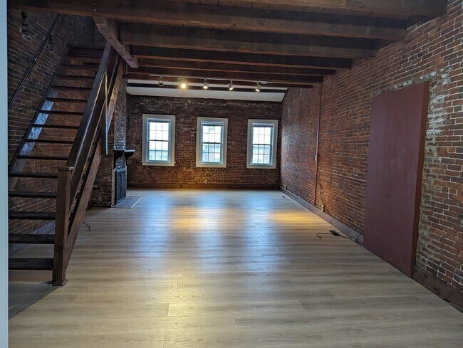 21 Inn St, Unit D in Newburyport, MA - Foto de edificio - Building Photo