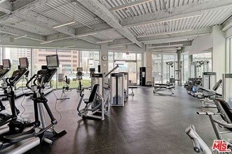 901 S Flower St, Unit 414 in Los Angeles, CA - Foto de edificio - Building Photo