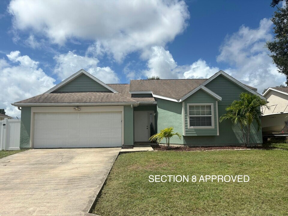 1310 Altamont Ave NE in Palm Bay, FL - Building Photo