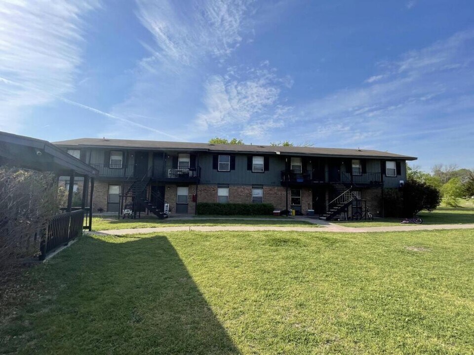 2700 Sunny Ln in Taylor, TX - Building Photo