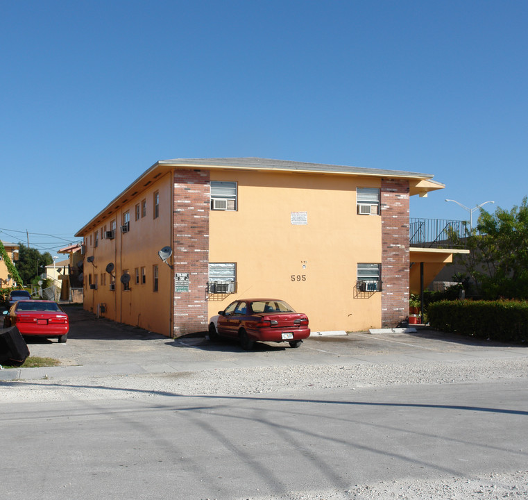 595 NW 64th St in Miami, FL - Building Photo