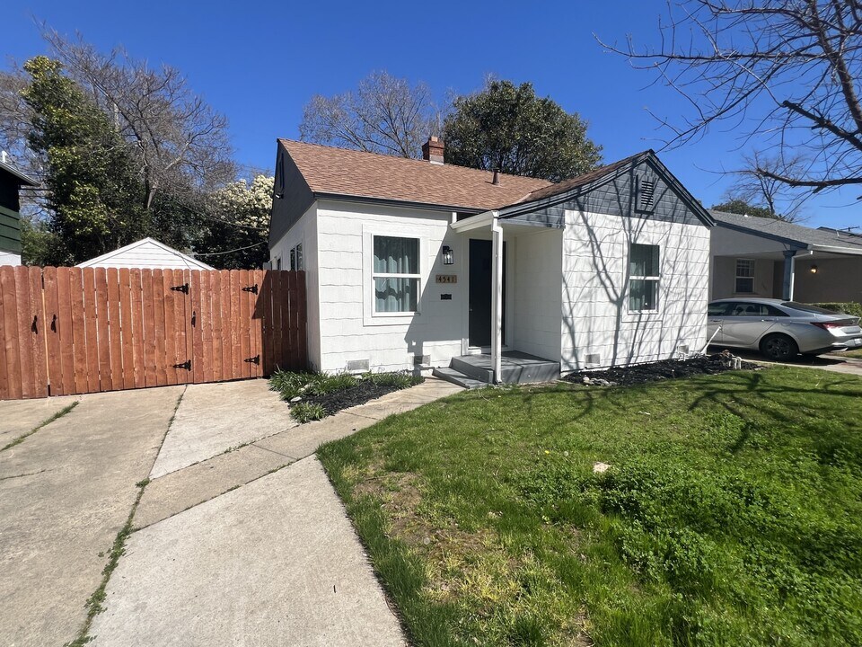 4541 V St in Sacramento, CA - Building Photo