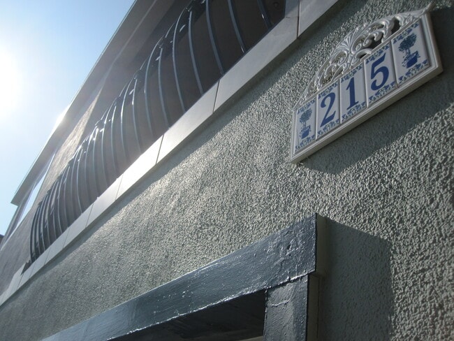 215 Covina Ave, Unit 3 in Long Beach, CA - Foto de edificio - Building Photo