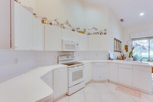 4702 Carlton Golf Dr in Wellington, FL - Building Photo