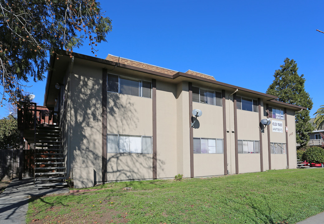 Holiday Manor Apartments in Hayward, CA - Building Photo