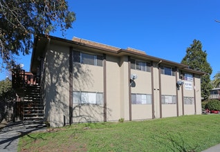 Holiday Manor Apartments in Hayward, CA - Building Photo - Building Photo