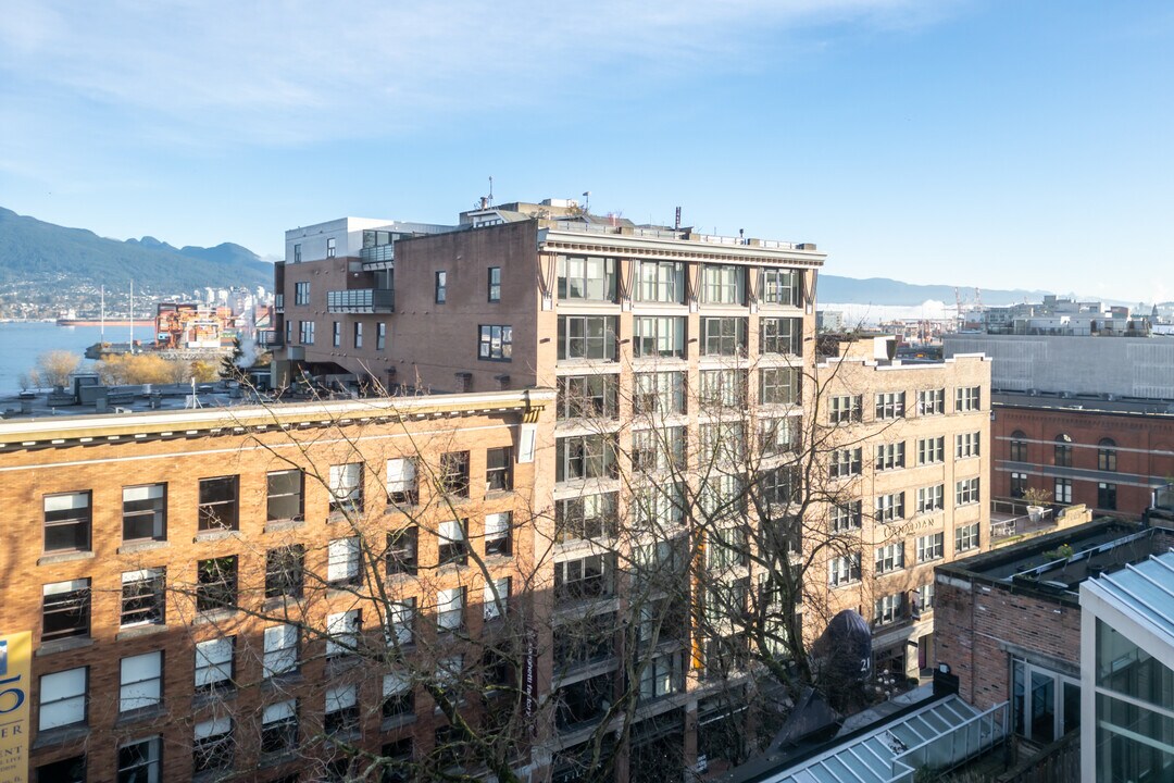 33 Water Street in Vancouver, BC - Building Photo