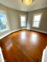 5 Greenmount St, Unit 2T in Boston, MA - Foto de edificio - Building Photo