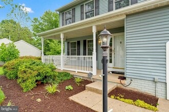 1942 E Beech Rd in Sterling, VA - Building Photo - Building Photo