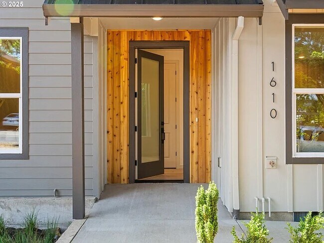 1610-1612 SE Morrison St in Portland, OR - Building Photo - Building Photo