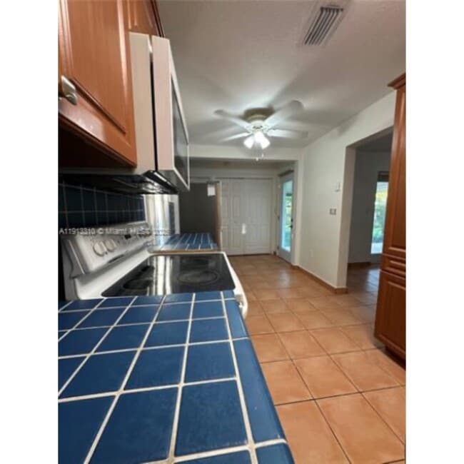 10371 SW 201st Ter in Cutler Bay, FL - Foto de edificio - Building Photo