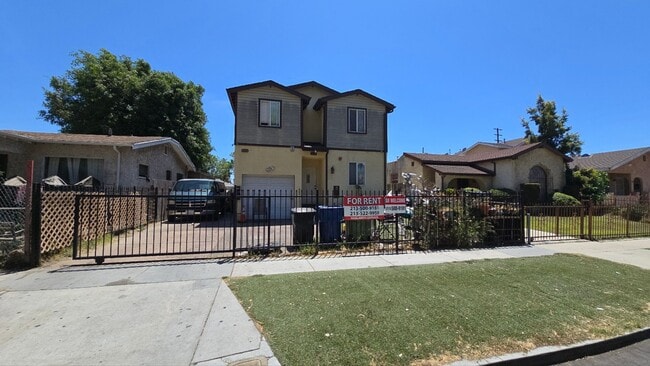 property at 914 E 76th Pl