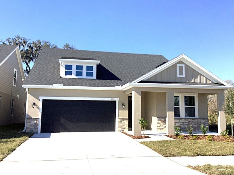2211 Saffron Walden Dr in Plant City, FL - Building Photo