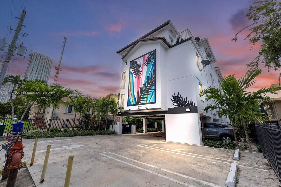 520 SW 5th St in Miami, FL - Building Photo