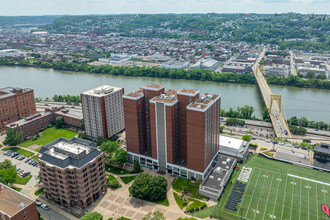 Duquesne Towers in Pittsburgh, PA - Foto de edificio - Building Photo