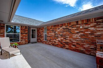 901 Wendy Ln in Edmond, OK - Foto de edificio - Building Photo