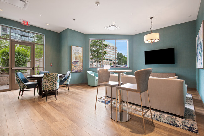 Quincy Plaza in Arlington, VA - Foto de edificio - Building Photo