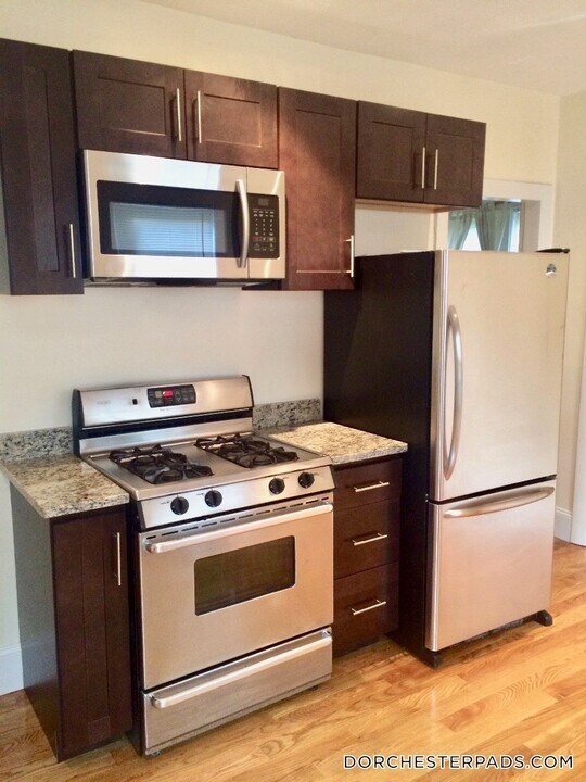 18 Hinckley St, Unit 2 in Boston, MA - Foto de edificio