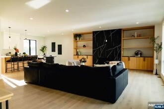 401 Grand Ave in Leonia, NJ - Foto de edificio - Building Photo